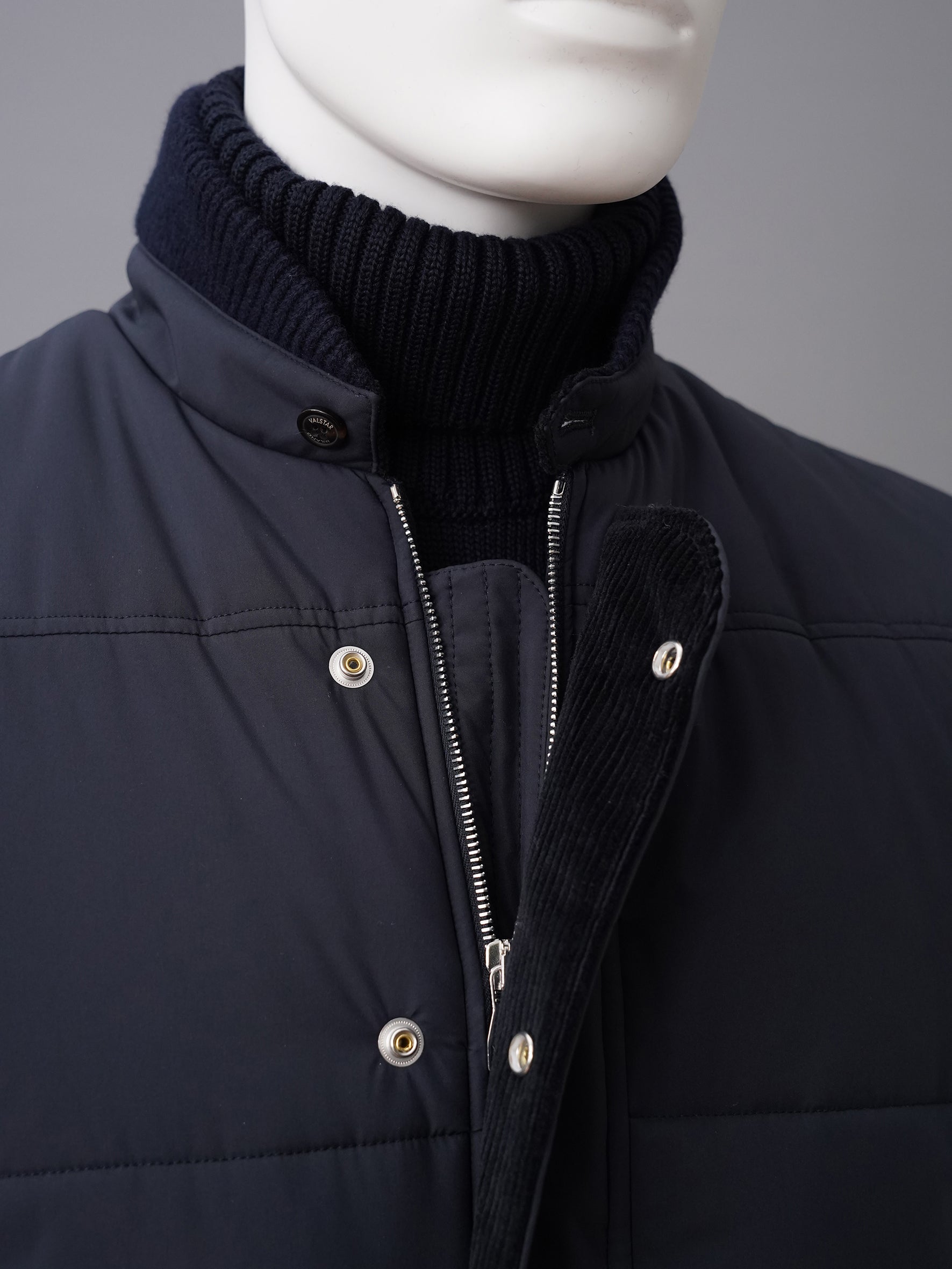 Dunkelblaue Daunenweste